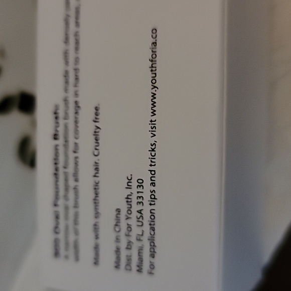 Youthforia Silver Oval Foundation Brush - Picture 2 of 2